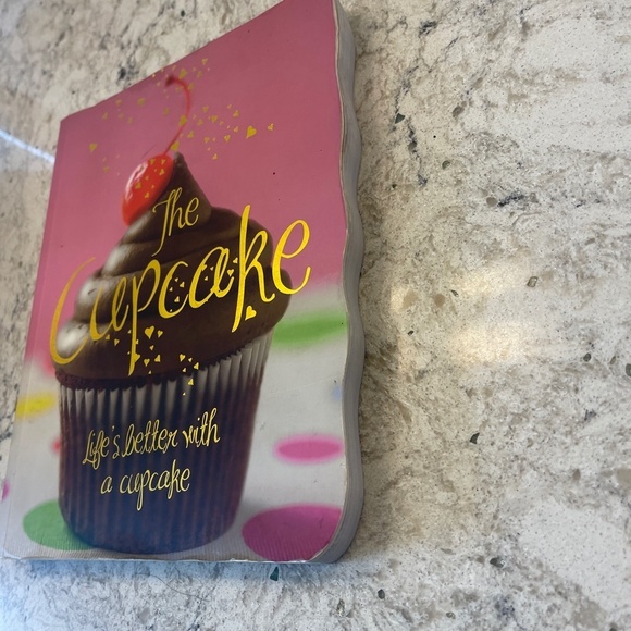 paperback - the cupcake ` - Picture 6 of 7